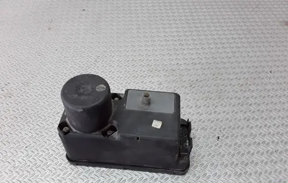 Volkswagen PASSAT B4 Central locking vacuum pump 1H0962257E