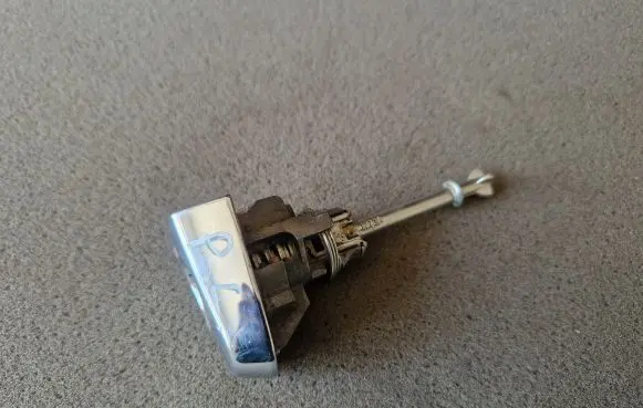 Toyota Hilux (AN10, AN20, AN30) Front door lock (next to the handle) 