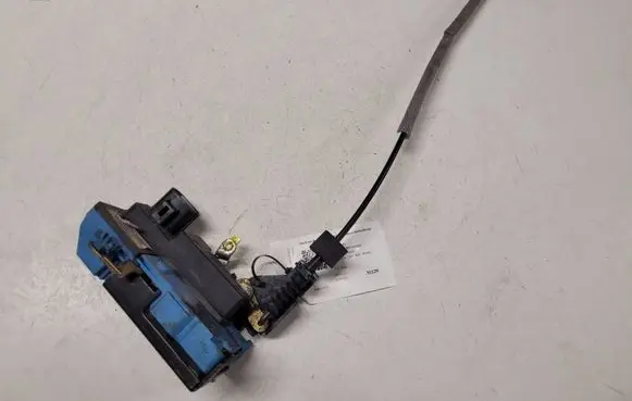 Volvo V70 Front door lock 30663042