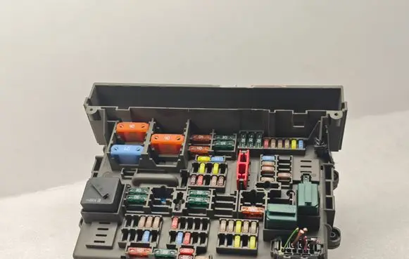 BMW 1 E81 E87 Fuse box set 9119446