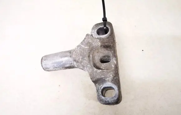 Volkswagen Golf V Engine mounting bracket