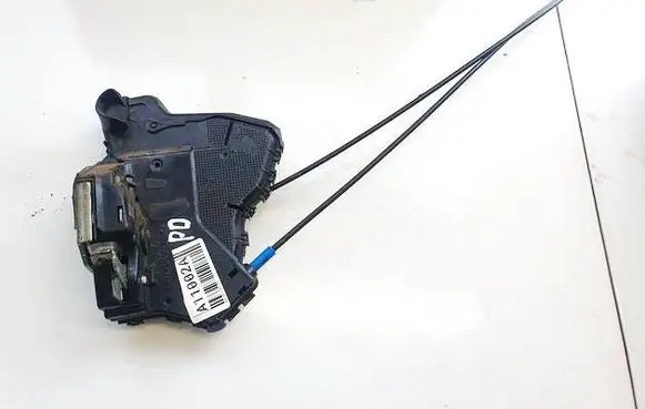 Toyota Auris 150 Front door lock A046693