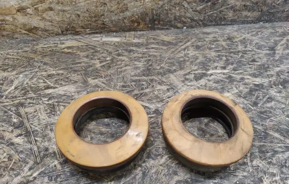 Jaguar XK8 - XKR Rear coil spring rubber mount 