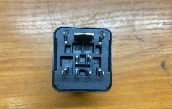 Volkswagen PASSAT B6 Glow plug pre-heat relay 038907281B 0522120503 3110311