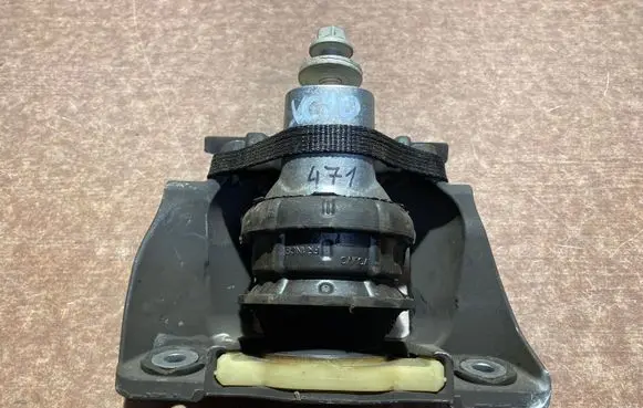 Volvo XC90 Engine mount bracket 26008326F22