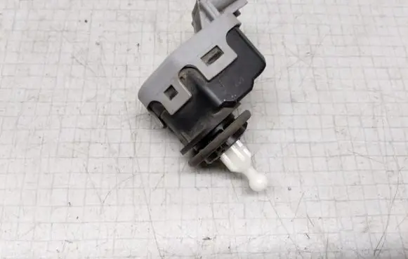 Opel Astra G Headlight level adjustment motor 90590665