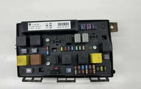 Opel Zafira B Fuse module 13206754