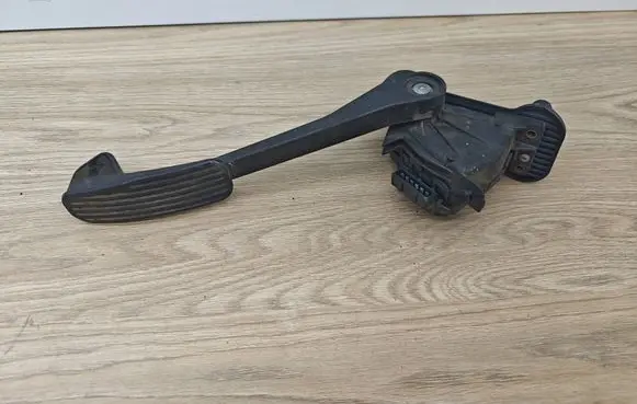 Volvo V70 Accelerator throttle pedal 30636004 6PV00853701