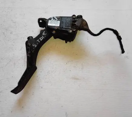 Accelerator throttle pedal