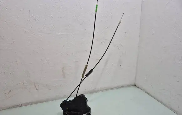 Toyota RAV 4 (XA40) Front door lock 
