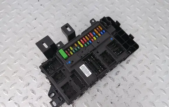 Ford Mustang VI Fuse box set FR3Z-15604-A FR3Z-15604-B FR3Z-15604-C