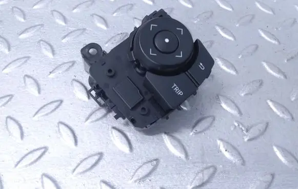 Toyota RAV 4 (XA40) Steering wheel buttons/switches 75E566