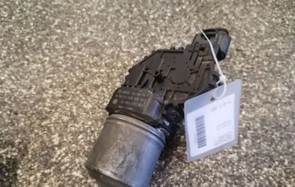 Volkswagen PASSAT B5.5 Wiper motor 0390241528 3B1955113D