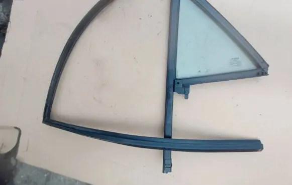 KIA Rio Rear door window glass 43R016942 E000008 DOT748AS2M32