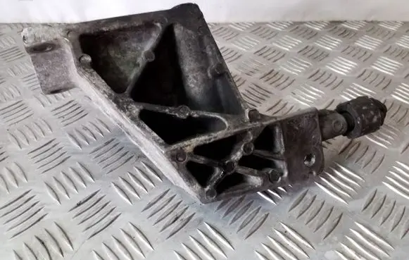 Infiniti EX Engine mounting bracket