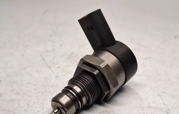 BMW X6 E71 Fuel pressure regulator 0281002738 13537805734 13537795862