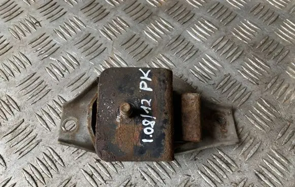 Subaru Impreza III Engine mount bracket
