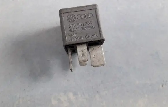 Volkswagen PASSAT B5.5 Other relay 8D0951253 V23134-J52-X300