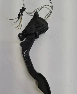 Ford C-MAX I Accelerator throttle pedal 3M519F836CH 6PV00864135