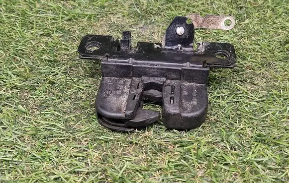 Volkswagen Golf IV Tailgate/trunk/boot lock/catch/latch 1J0827505