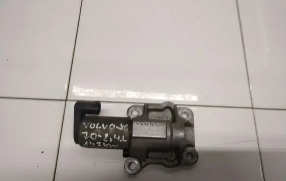Volvo XC70 Camshaft vanos timing valve 8670422