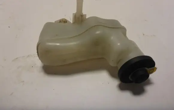 Toyota Urban Cruiser (XP110) Brake fluid reservoir 