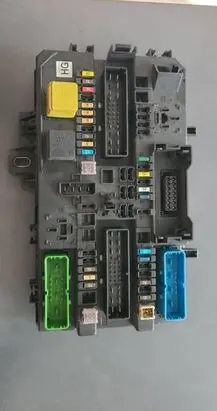 Opel Zafira B Fuse module 13206759 5DK00866952