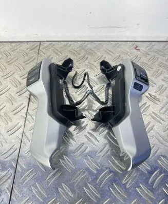 Lexus CT 200H Steering wheel buttons/switches 75E125 75E124