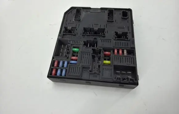 Nissan Qashqai Fuse module 284B75NA1A