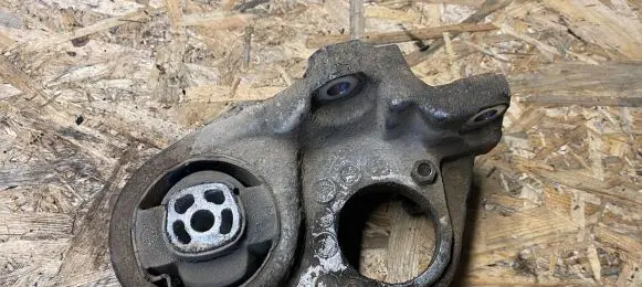 Peugeot Partner Engine mount bracket 9646772380