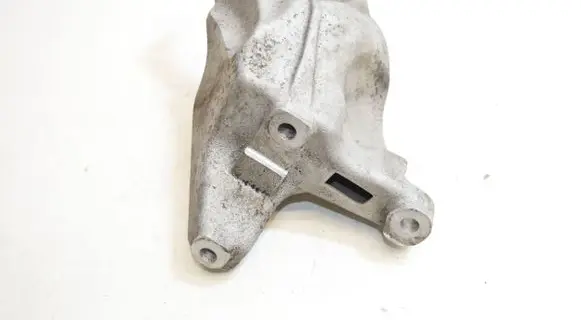 Audi A8 S8 D3 4E Engine mounting bracket 4E0199370T