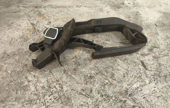 Mercedes-Benz E W211 Accelerator throttle pedal A2113010001