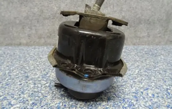 BMW X5 E70 Engine mount bracket 6795417