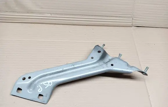 Audi Q5 SQ5 Fender mounting bracket 8R0821136