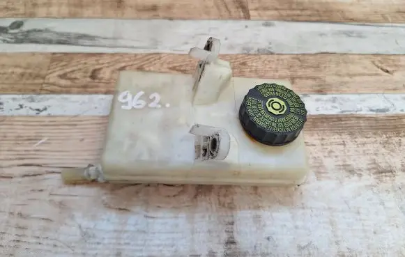 Brake fluid reservoir