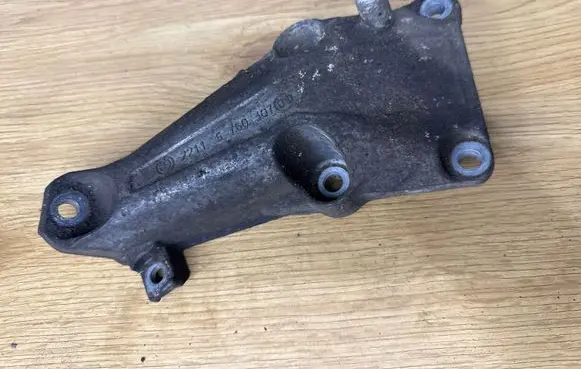 BMW 3 E90 E91 Engine mounting bracket 6760307