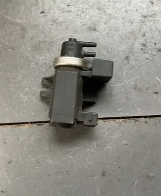 BMW 5 E39 Turbo solenoid valve 2279600