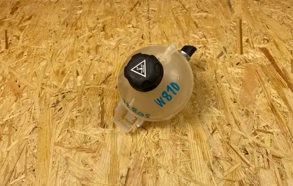 Peugeot 308 Coolant expansion tank/reservoir 9678514680