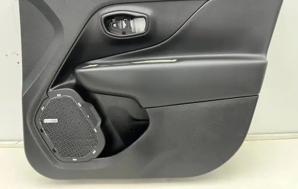 Jeep Renegade Front door card panel trim y0022915