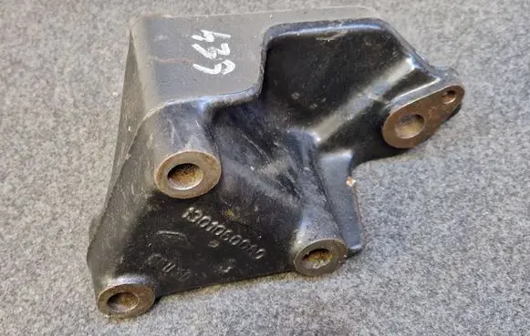Engine mounting bracket