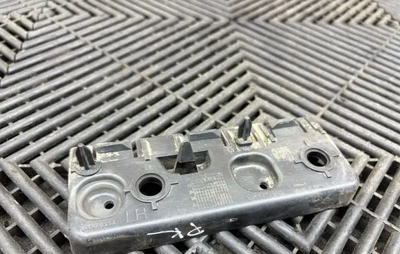 Volvo XC90 Fender mounting bracket 31378134