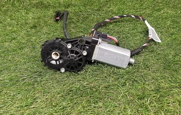 Volkswagen Jetta VI Seat adjustment motor 0390203470