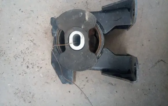 Nissan Leaf I (ZE0) Engine mount bracket