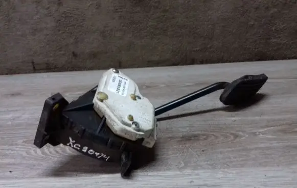 Volvo XC90 Accelerator throttle pedal 30683521