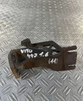 Engine mounting bracket