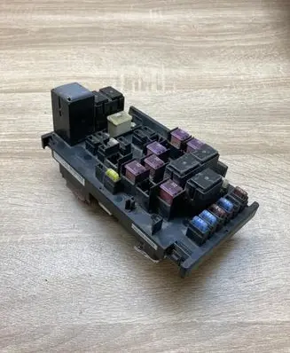 Subaru Legacy Fuse module 82241AG00A MB200200B