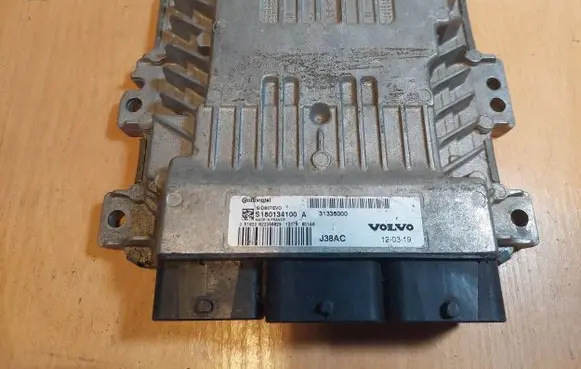 Volvo V50 Engine control unit/module ECU 31336000 S180134100A SID807EVO