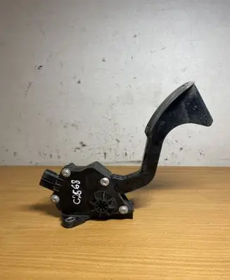 Toyota RAV 4 (XA40) Accelerator throttle pedal 1988008942 C2568