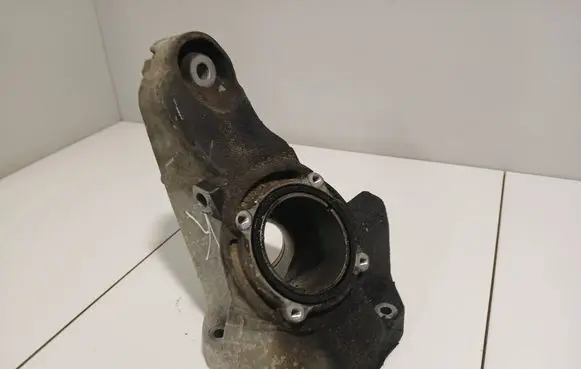 Mercedes-Benz C W204 Engine mounting bracket