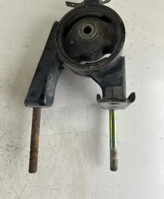 Toyota Yaris Engine mount bracket